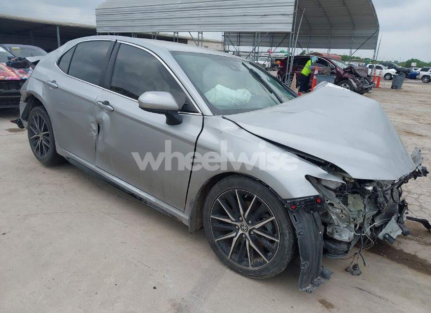 2021 Toyota Camry SE (VIN 4T1G11AK2MU422475) main photo