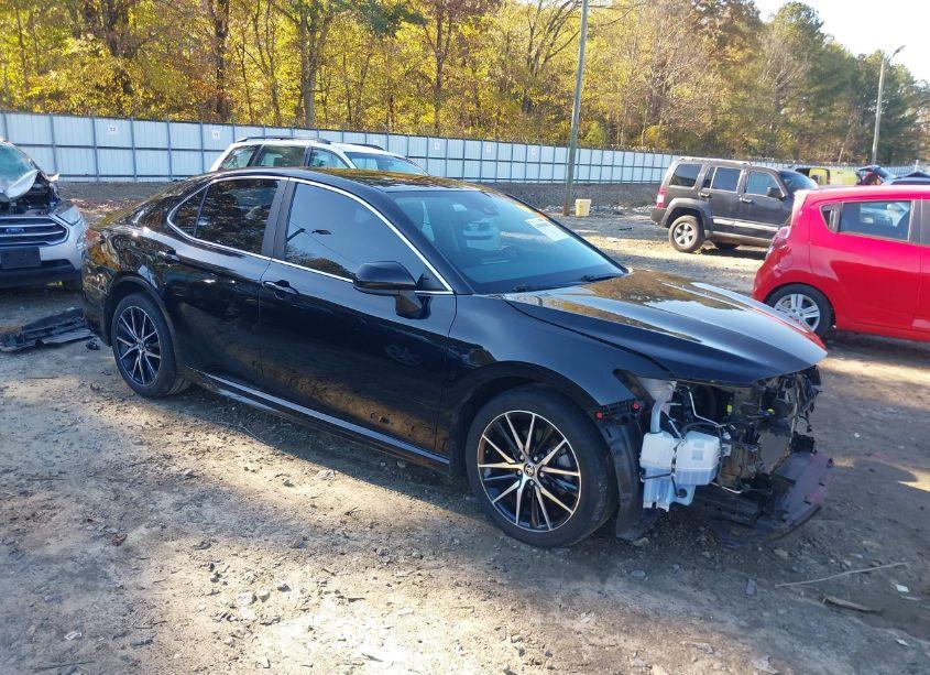 2021 Toyota Camry SE (VIN 4T1G11AK2MU450132) main photo