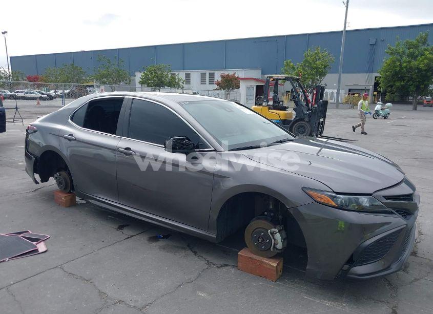 2021 Toyota Camry SE (VIN 4T1G11AK2MU455721) main photo