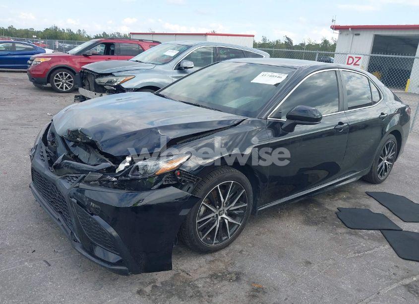 Photo 2 of 2021 Toyota Camry SE (VIN 4T1G11AK2MU471174)