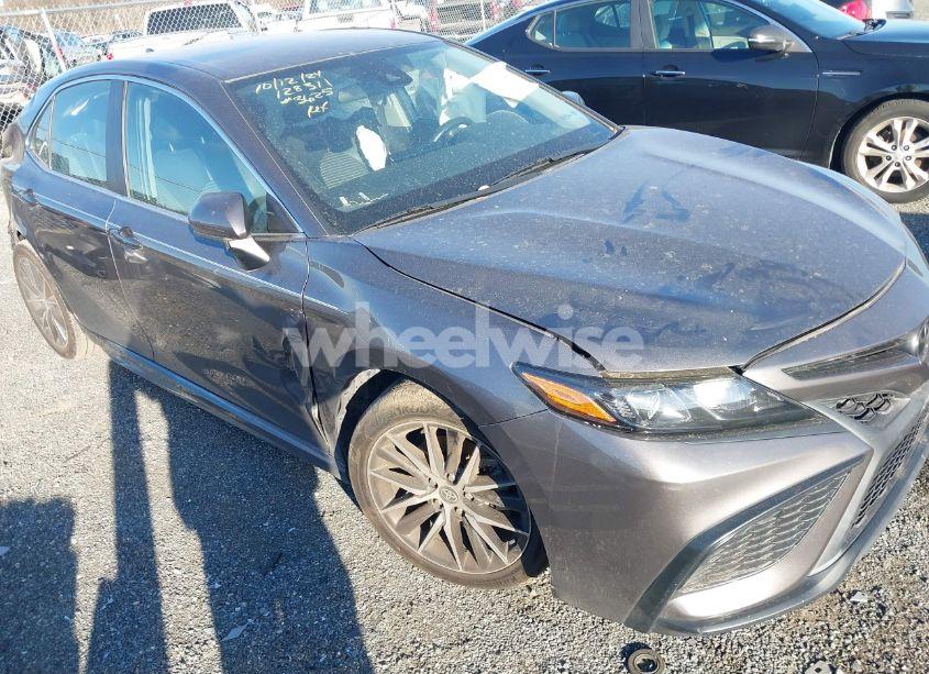 2021 Toyota Camry SE (VIN 4T1G11AK2MU485544) main photo