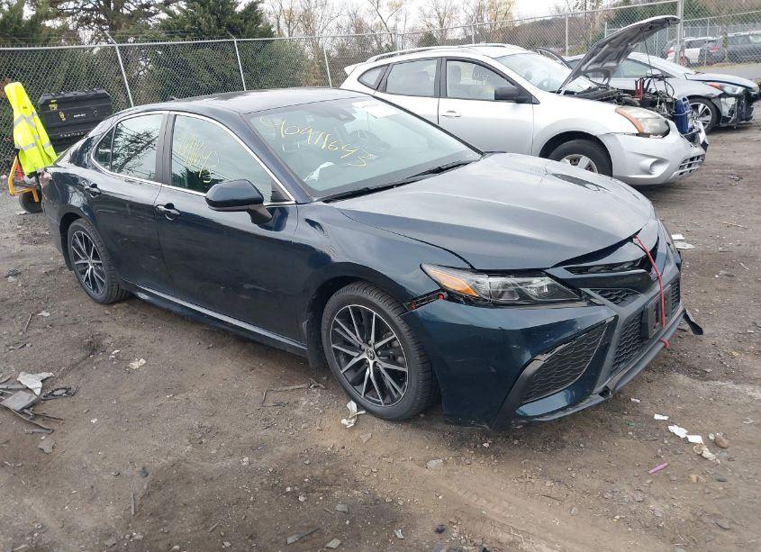 2021 Toyota Camry SE (VIN 4T1G11AK2MU542437) main photo