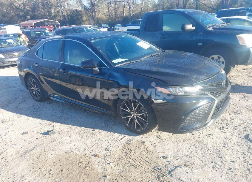 2021 Toyota Camry SE (VIN 4T1G11AK2MU557813) main photo