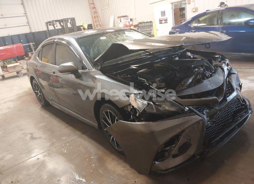 2022 Toyota Camry SE (VIN 4T1G11AK2NU038195) main photo