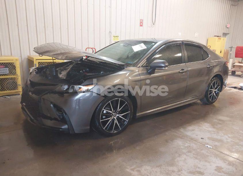 Photo 2 of 2022 Toyota Camry SE (VIN 4T1G11AK2NU038195)