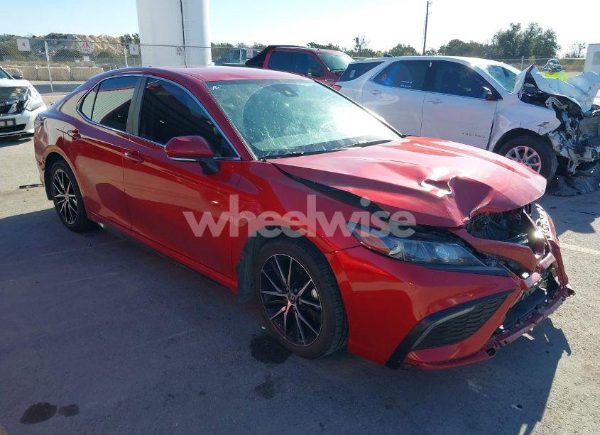 2022 Toyota Camry SE (VIN 4T1G11AK2NU072556) main photo