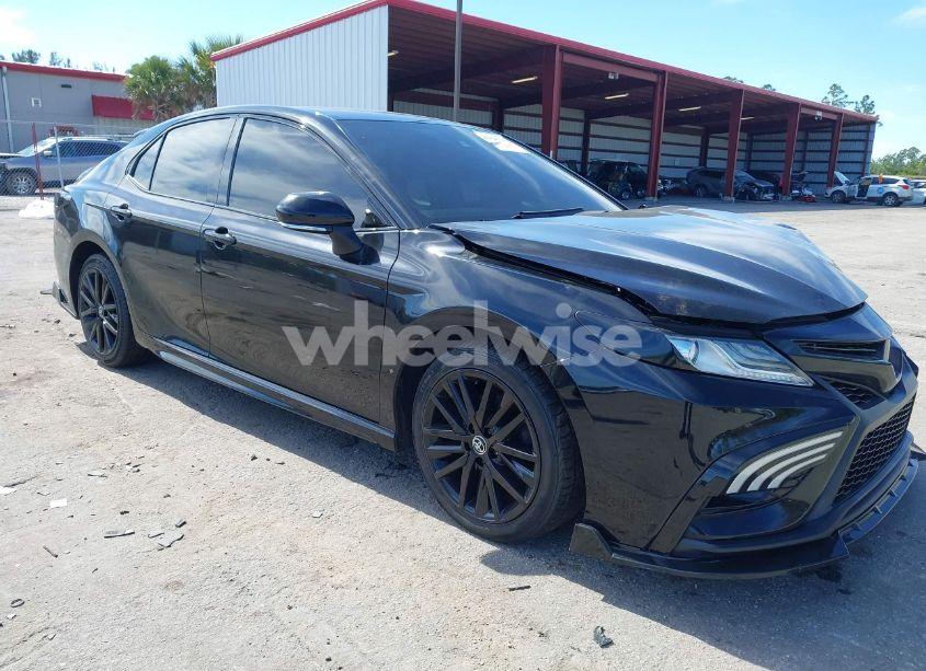 2022 Toyota Camry SE (VIN 4T1G11AK2NU623746) main photo