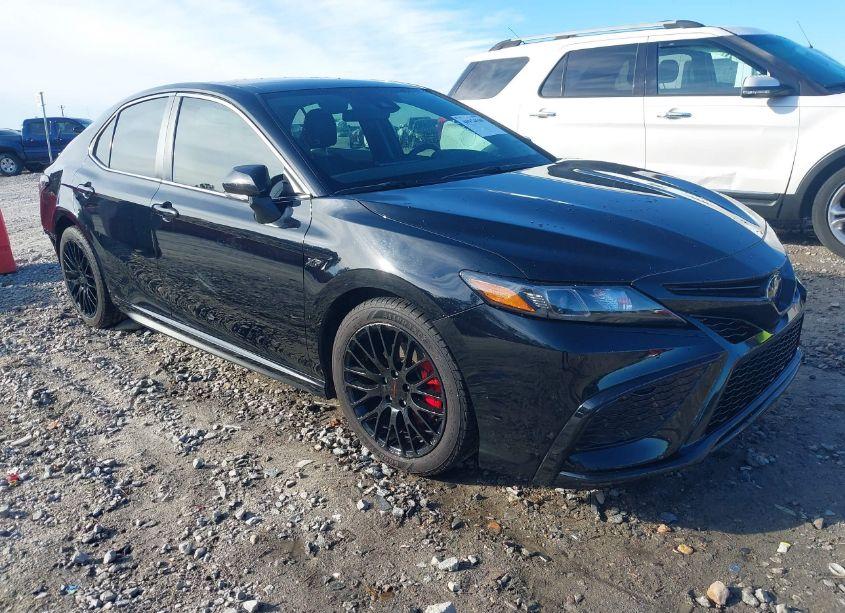 2022 Toyota Camry SE (VIN 4T1G11AK2NU643642) main photo