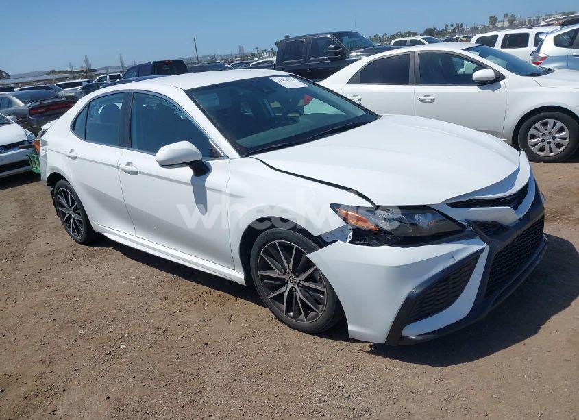2022 Toyota Camry SE (VIN 4T1G11AK2NU646346) main photo