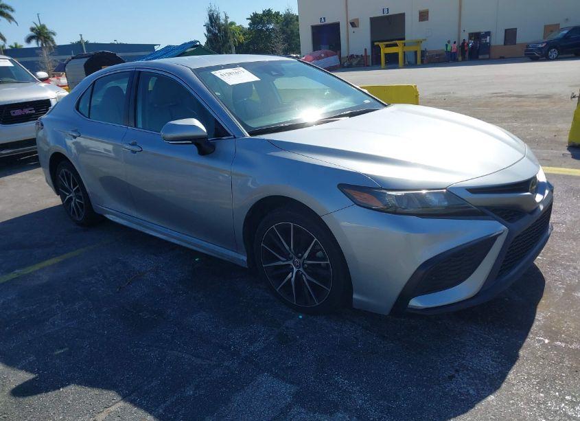 2022 Toyota Camry SE (VIN 4T1G11AK2NU660523) main photo