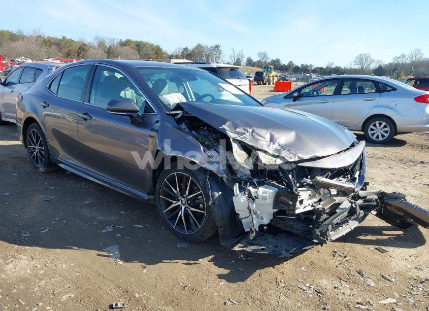 2022 Toyota Camry SE (VIN 4T1G11AK2NU665902) main photo