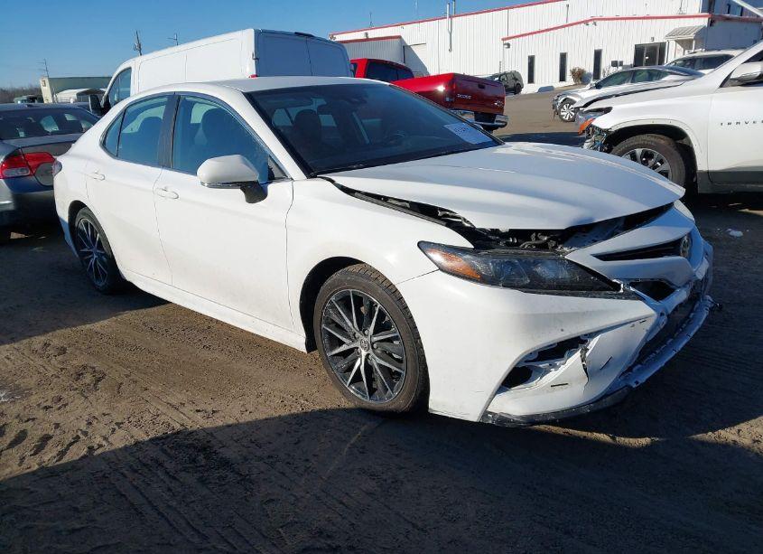 2022 Toyota Camry SE (VIN 4T1G11AK2NU683803) main photo