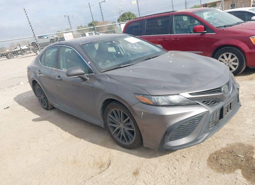 2022 Toyota Camry SE (VIN 4T1G11AK2NU689925) main photo