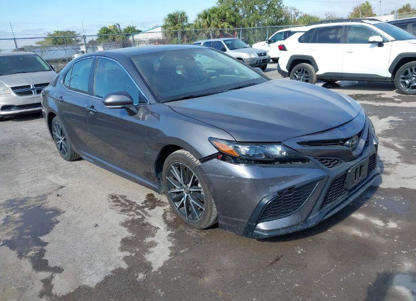 2022 Toyota Camry SE (VIN 4T1G11AK2NU706030) main photo