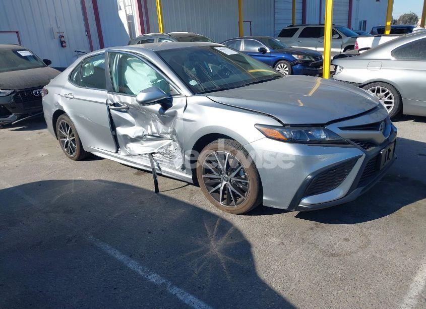 2023 Toyota Camry SE (VIN 4T1G11AK2PU740245) main photo