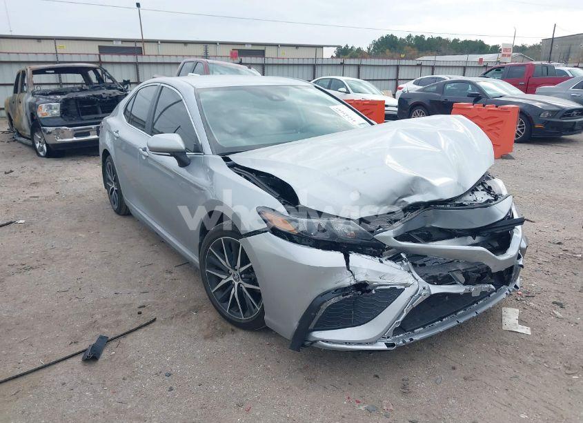 2024 Toyota Camry SE (VIN 4T1G11AK2RU195683) main photo