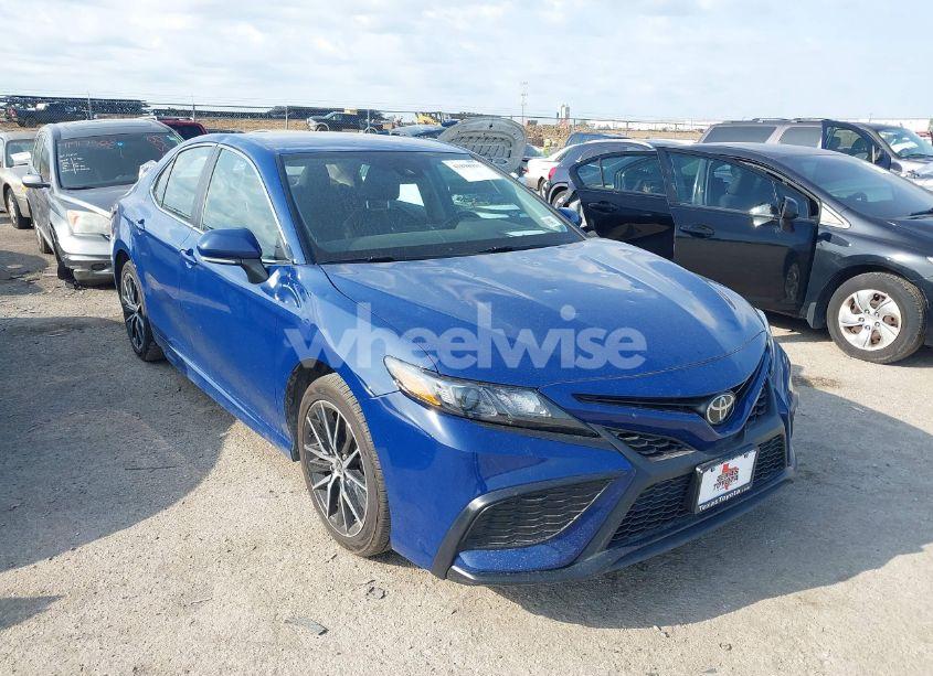2024 Toyota Camry SE (VIN 4T1G11AK2RU225667) main photo