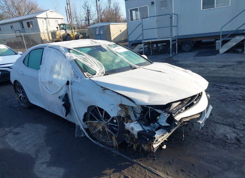 2024 Toyota Camry SE (VIN 4T1G11AK2RU261049) main photo