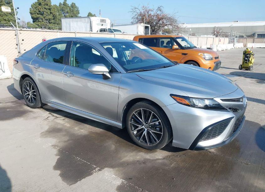 2024 Toyota Camry SE (VIN 4T1G11AK2RU863157) main photo