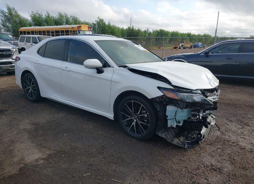 2024 Toyota Camry SE (VIN 4T1G11AK2RU866060) main photo