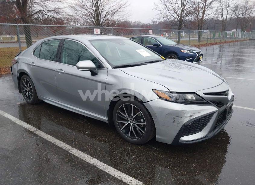 2024 Toyota Camry SE (VIN 4T1G11AK2RU907190) main photo