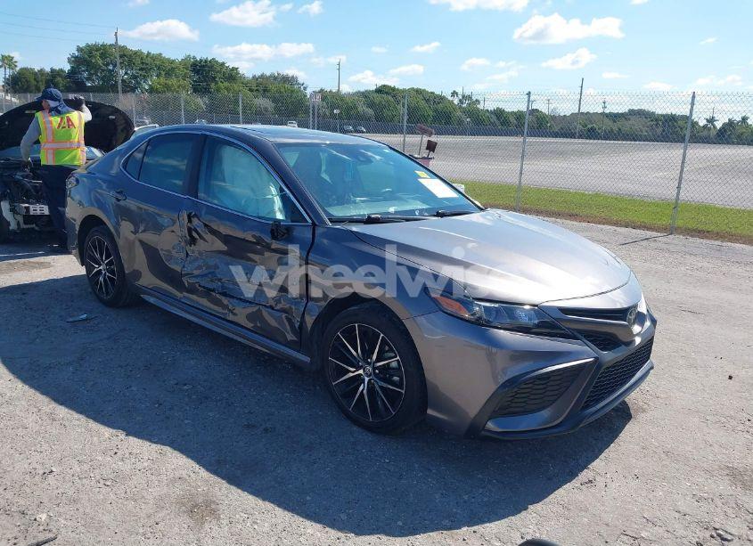 2024 Toyota Camry SE (VIN 4T1G11AK2RU919839) main photo