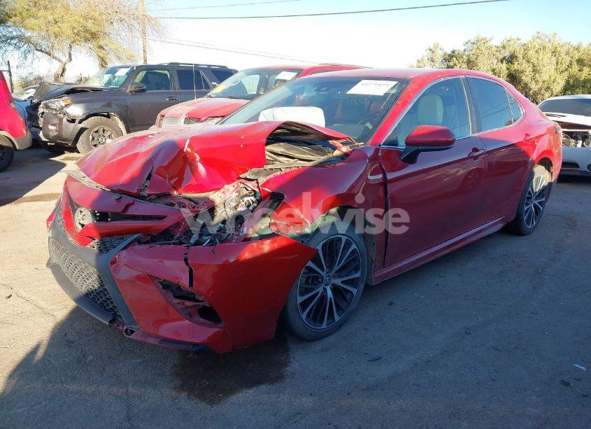 Photo 2 of 2020 Toyota Camry SE (VIN 4T1G11AK3LU309648)