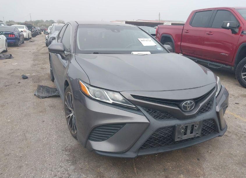 2020 Toyota Camry SE (VIN 4T1G11AK3LU321122) main photo