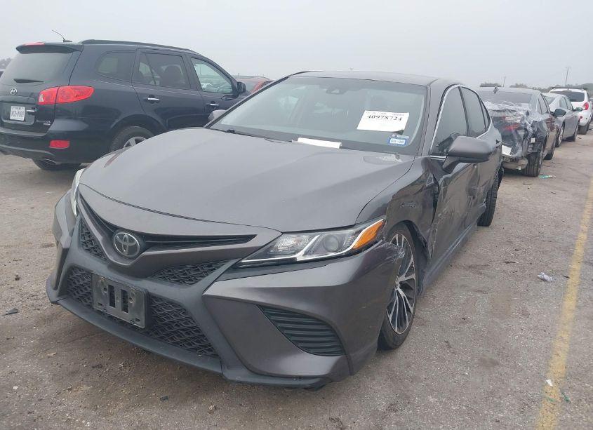Photo 2 of 2020 Toyota Camry SE (VIN 4T1G11AK3LU321122)