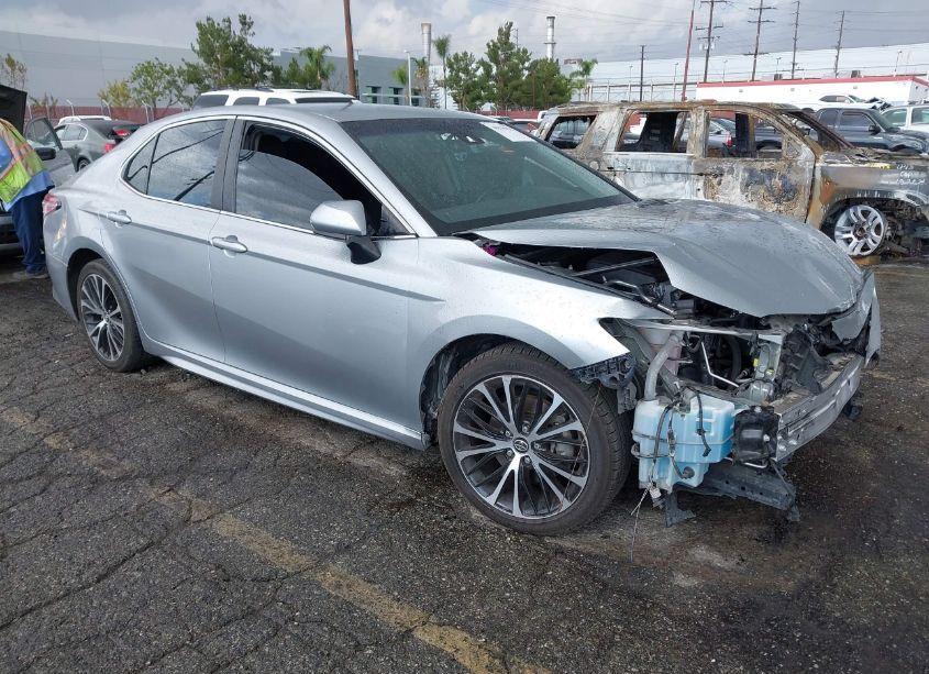 2020 Toyota Camry SE (VIN 4T1G11AK3LU350796) main photo