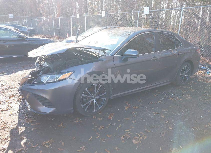 Photo 2 of 2020 Toyota Camry SE (VIN 4T1G11AK3LU359305)