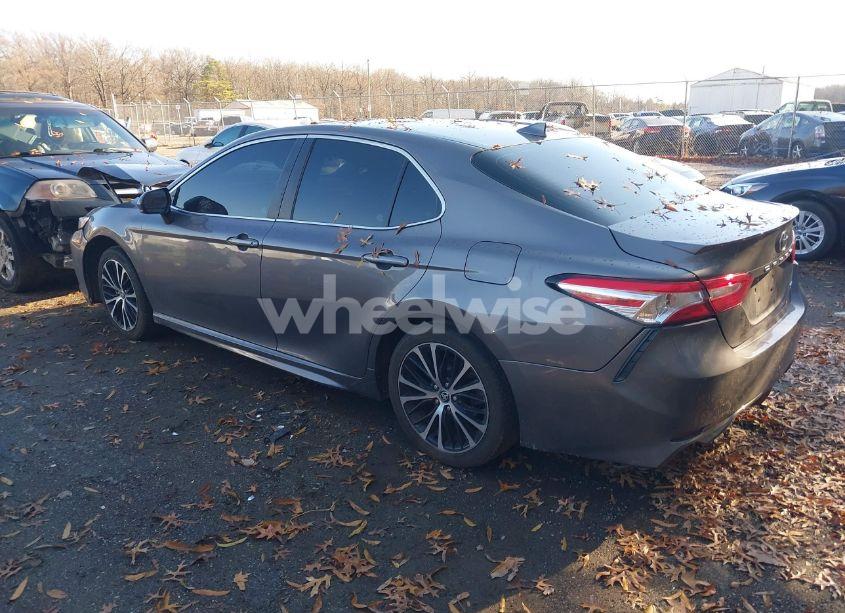 Photo 3 of 2020 Toyota Camry SE (VIN 4T1G11AK3LU359305)