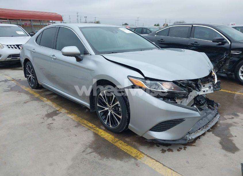 2020 Toyota Camry SE (VIN 4T1G11AK3LU372880) main photo