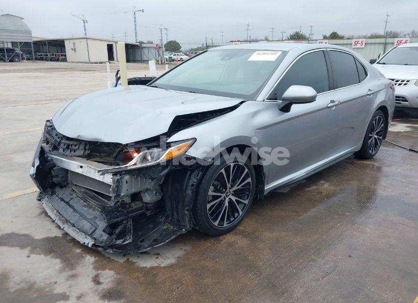 Photo 2 of 2020 Toyota Camry SE (VIN 4T1G11AK3LU372880)