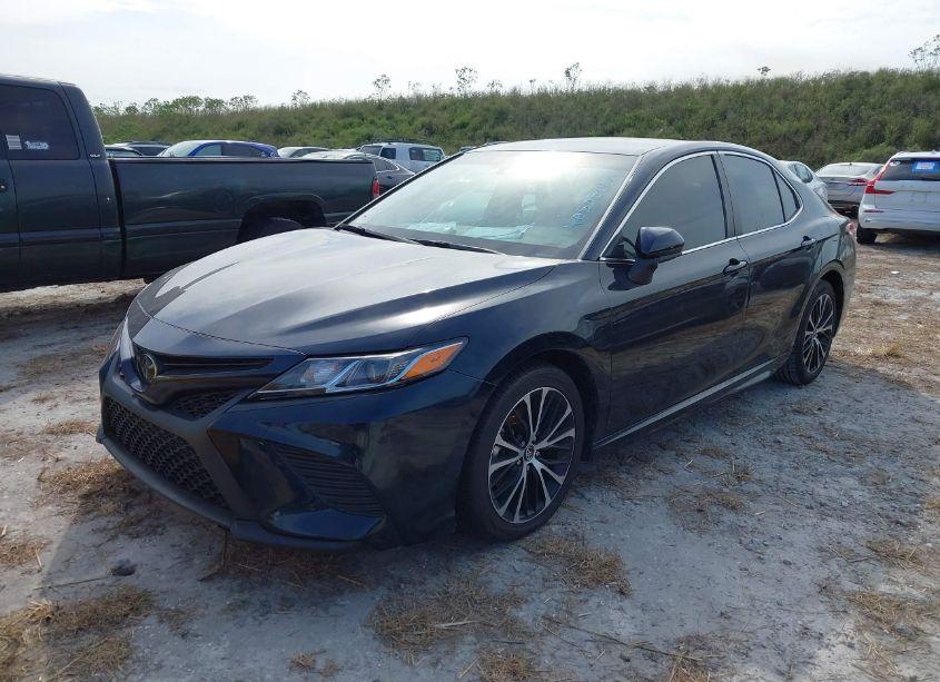 Photo 2 of 2020 Toyota Camry SE (VIN 4T1G11AK3LU867337)