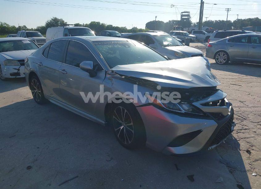 2020 Toyota Camry SE (VIN 4T1G11AK3LU875812) main photo