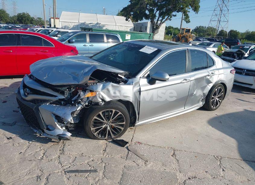 Photo 2 of 2020 Toyota Camry SE (VIN 4T1G11AK3LU875812)