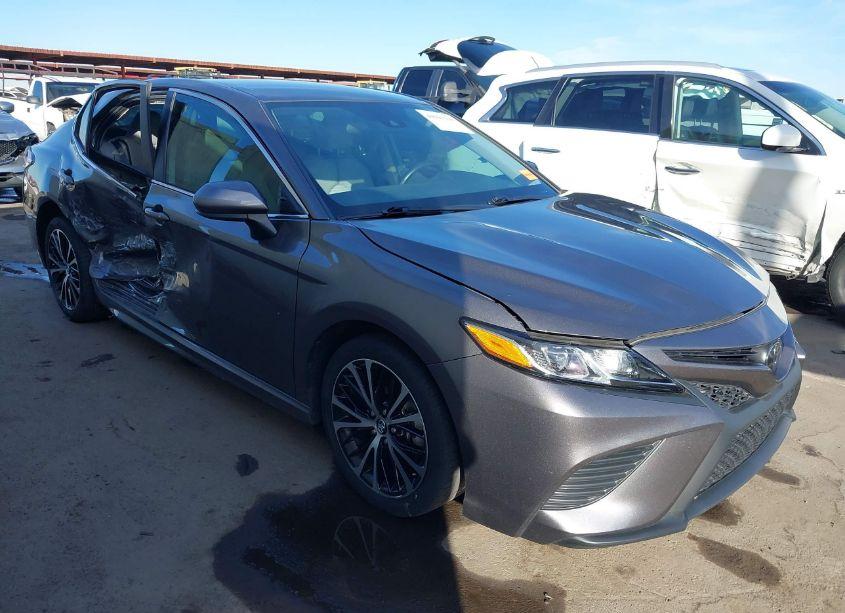 2020 Toyota Camry SE (VIN 4T1G11AK3LU900739) main photo