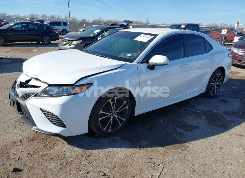 Photo 2 of 2020 Toyota Camry SE (VIN 4T1G11AK3LU916570)