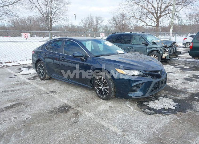 2020 Toyota Camry SE (VIN 4T1G11AK3LU944532) main photo