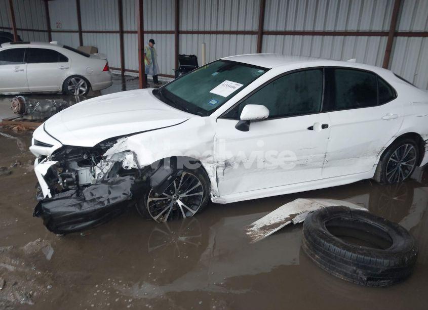 Photo 2 of 2020 Toyota Camry SE (VIN 4T1G11AK3LU986148)