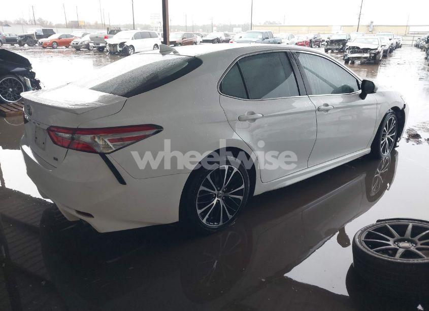 Photo 4 of 2020 Toyota Camry SE (VIN 4T1G11AK3LU986148)