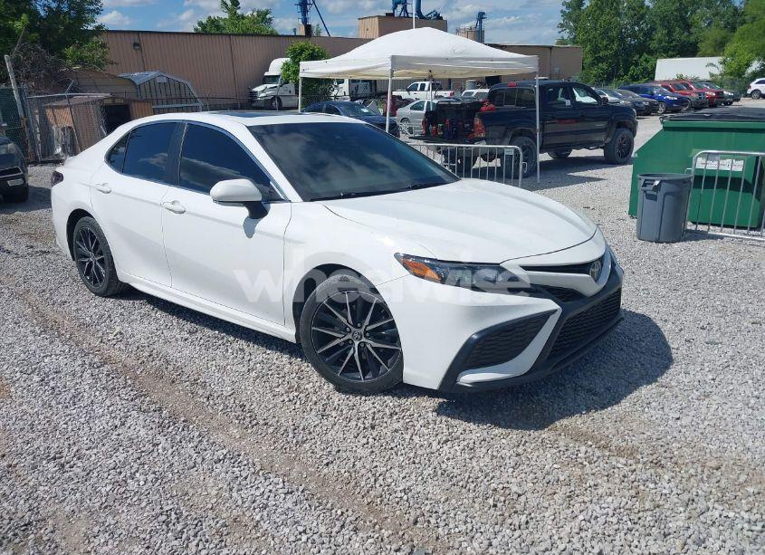 2021 Toyota Camry SE (VIN 4T1G11AK3MU410111) main photo