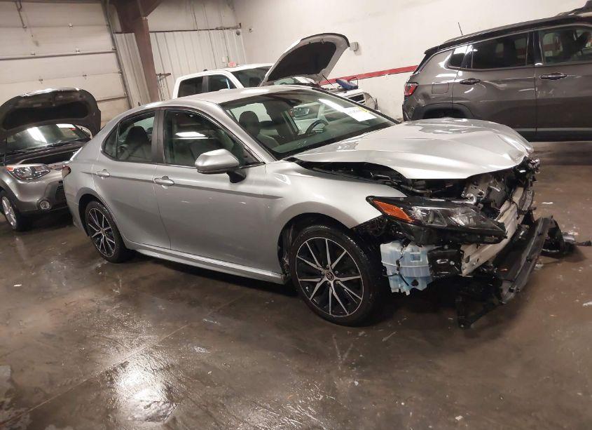 2021 Toyota Camry SE (VIN 4T1G11AK3MU593509) main photo