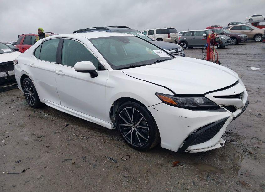 2021 Toyota Camry SE (VIN 4T1G11AK3MU610051) main photo