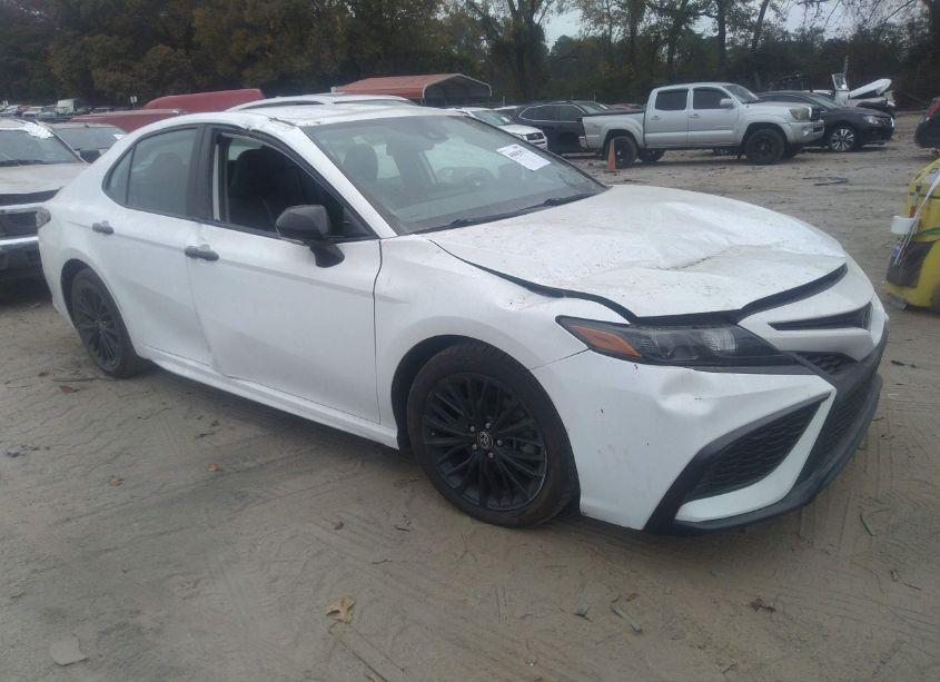 2022 Toyota Camry SE NIGHTSHADE EDITION (VIN 4T1G11AK3NU063185) main photo