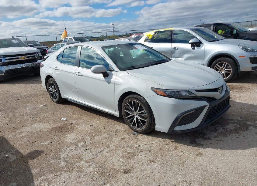 2022 Toyota Camry SE (VIN 4T1G11AK3NU064224) main photo