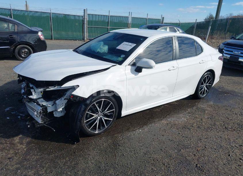 Photo 2 of 2022 Toyota Camry SE (VIN 4T1G11AK3NU645240)