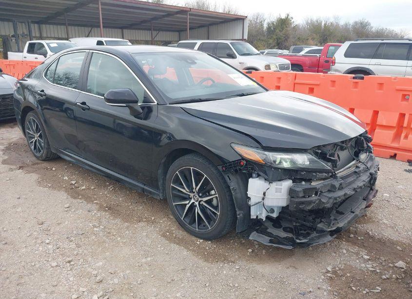 2022 Toyota Camry SE (VIN 4T1G11AK3NU705310) main photo
