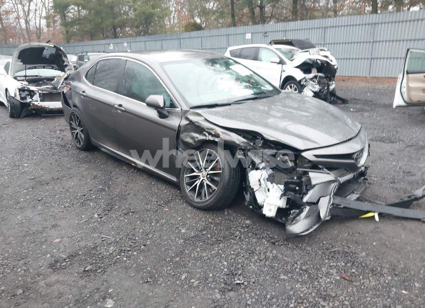 2022 Toyota Camry SE (VIN 4T1G11AK3NU715285) main photo